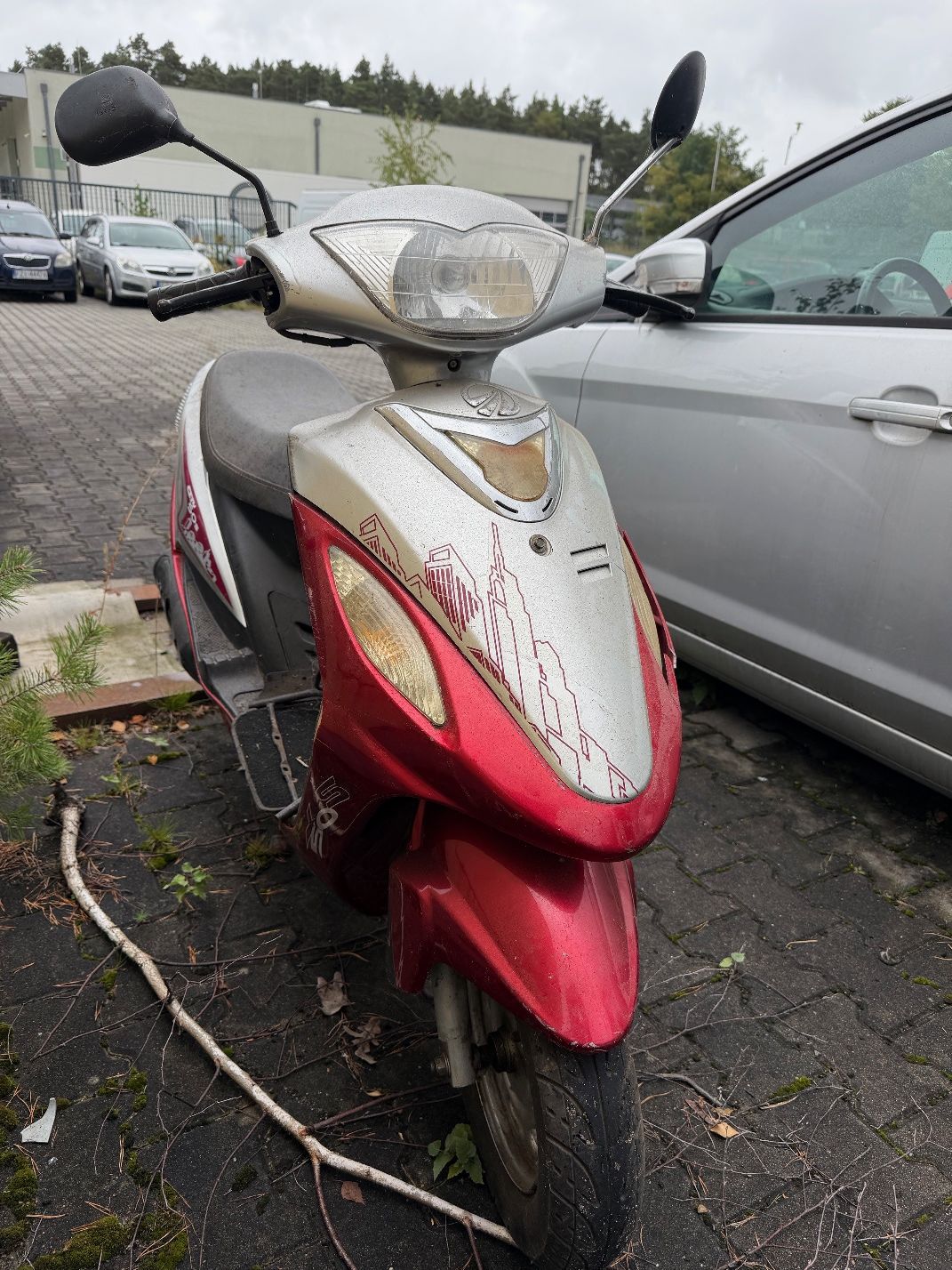 Czerwono-srebrny motorower Router, widok z przodu