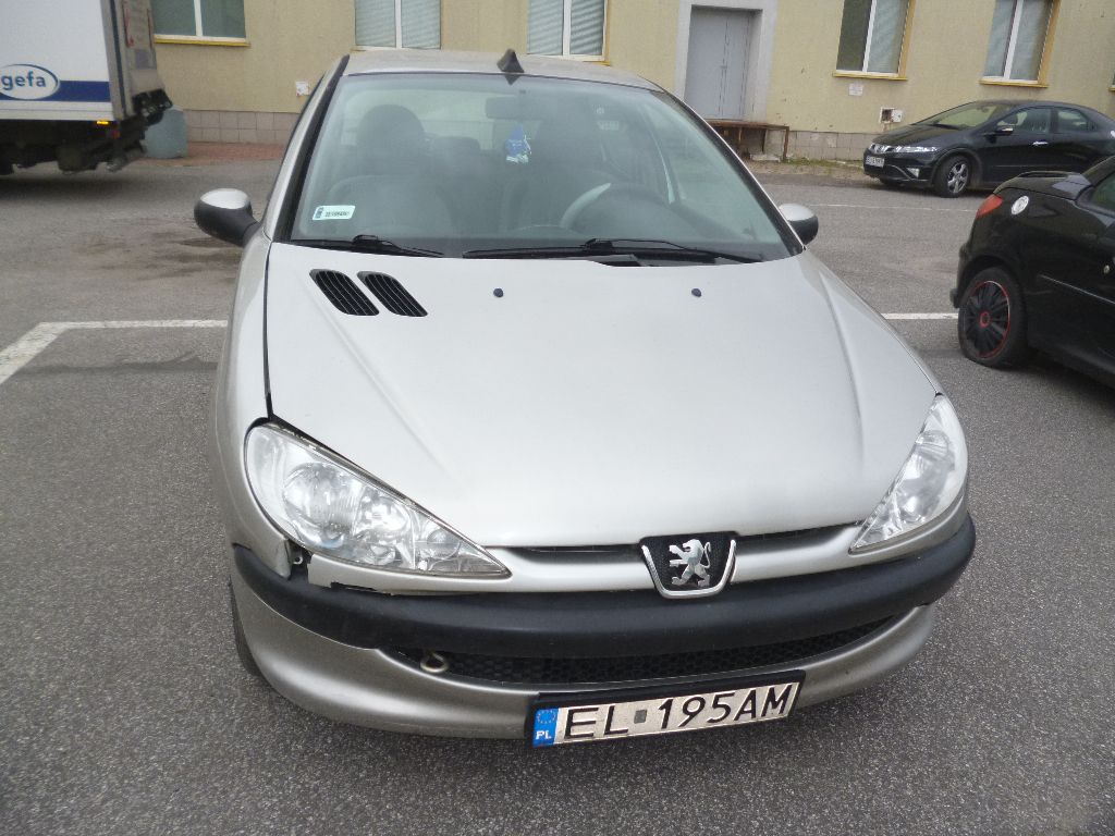 Zdjęcie przedmiotu. Przód pojazdu osobowego Peugeot 206.