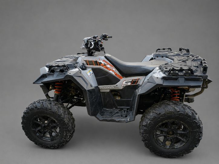 Czarno-szary quad Polaris z pomarańczowymi elementami, widok z lewej strony, wyposażony w duże, terenowe opony