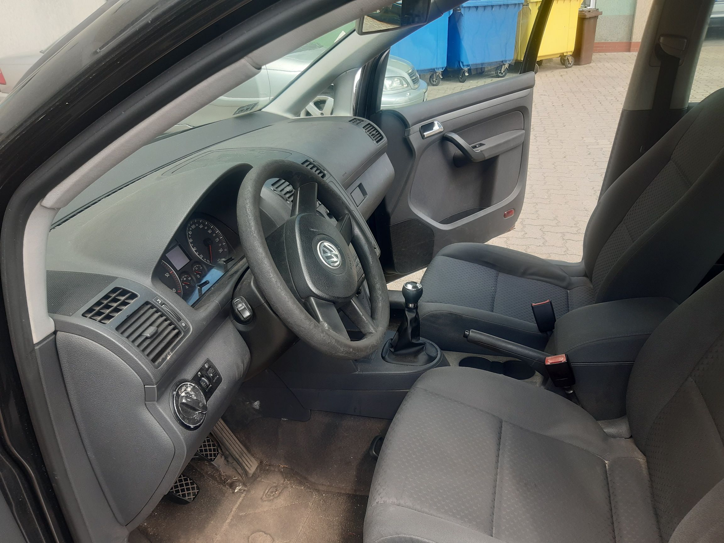 Wnętrze Volkswagena Touran – deska rozdzielcza, kierownica, fotele materiałowe