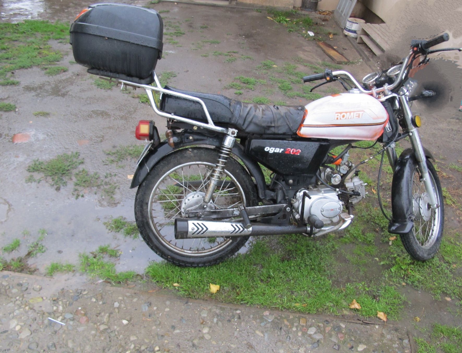 Prawy profil motoroweru Romet Ogar 202. Widoczny wypłowiały bak, zniszczona kanapa.
