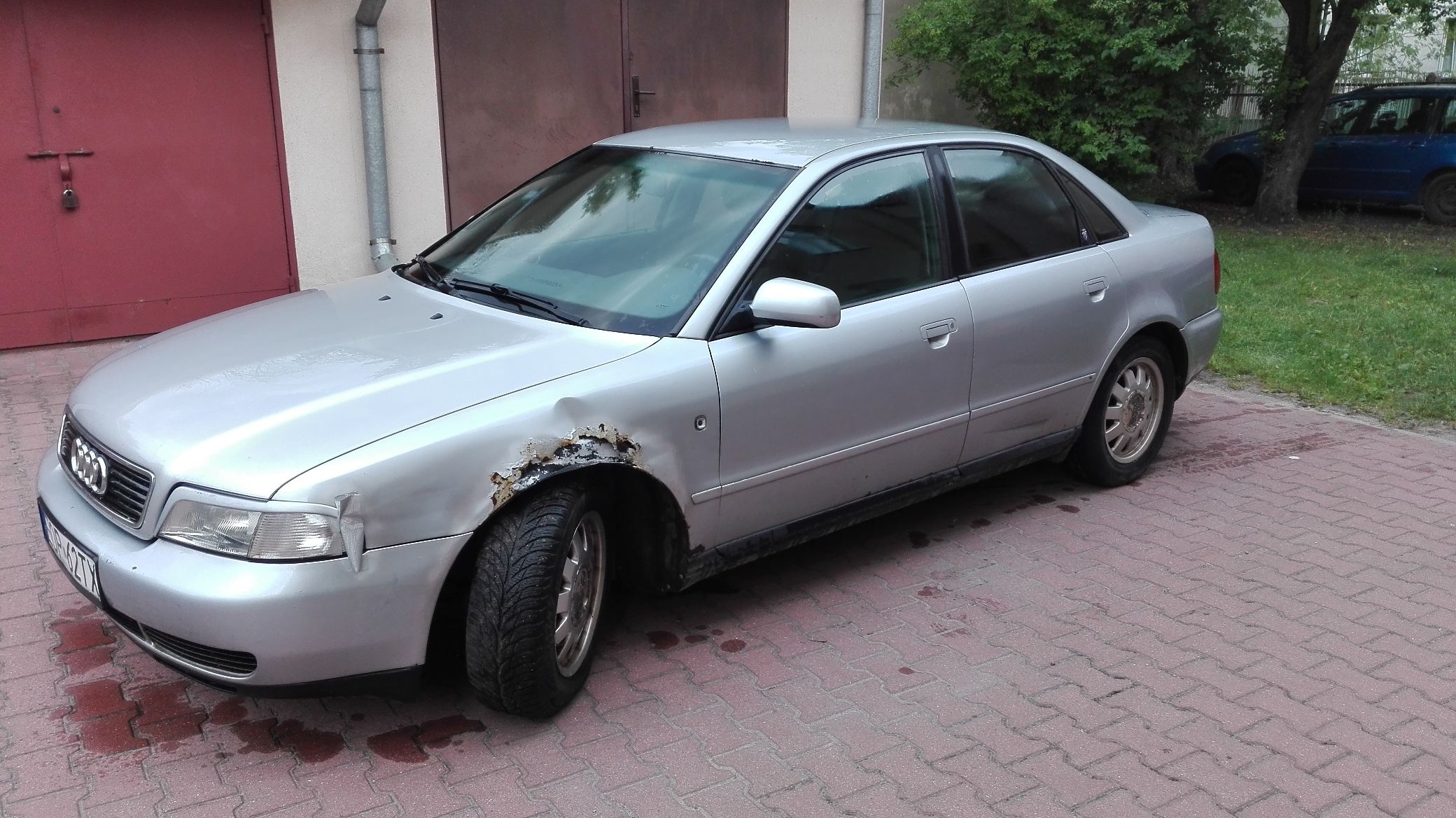 Cały pojazd w ujęciu lewym bocznym z widocznym uszkodzenie błotnika.