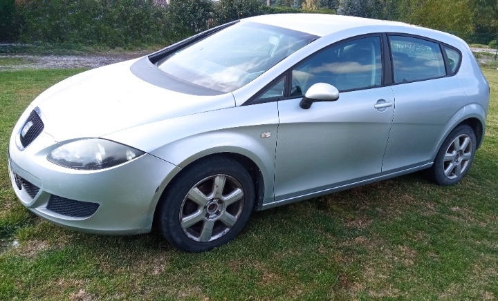 Seat Leon rok produkcji 2007 koloru srebrnego lewy bok