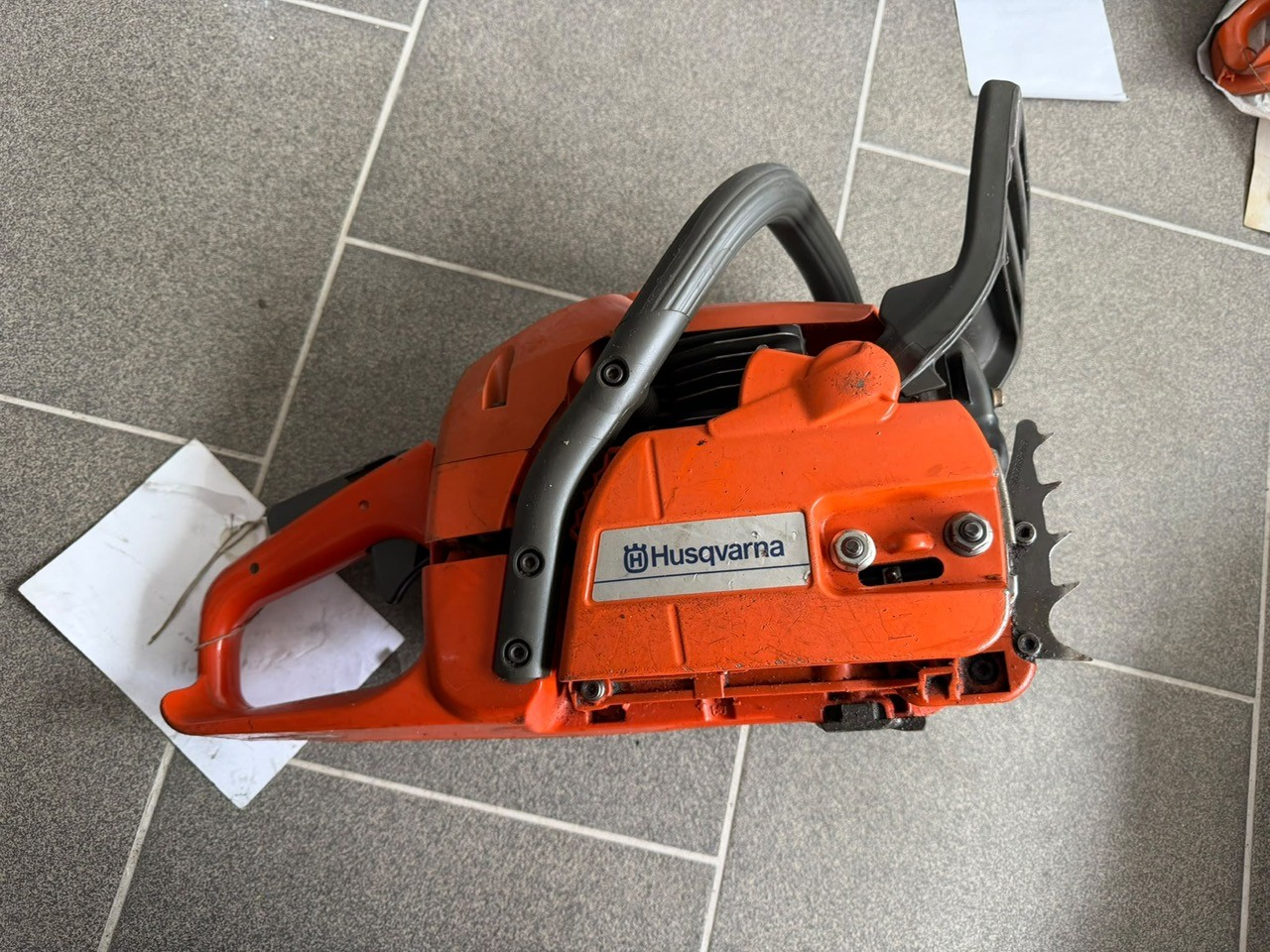 Pilarka spalinowa Husqvarna 340, widok od strony rozrusznika (szarpaka). Brakuje górnej pokrywy silnika.