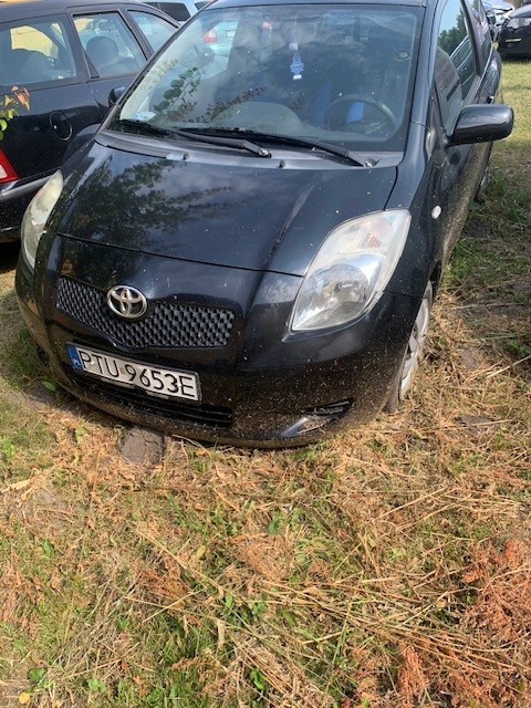 Samochód widoczny na zdjęciu to czarna Toyota Yaris II generacji
