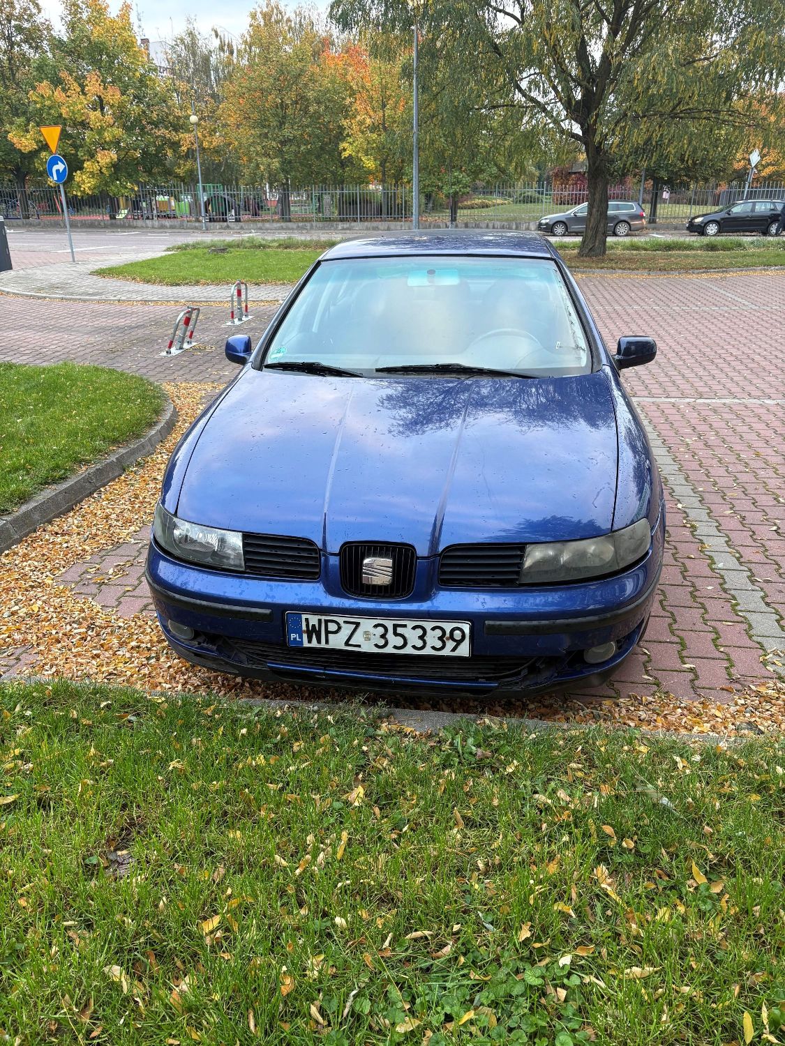 Niebieski Seat Toledo, widok z przodu auta.