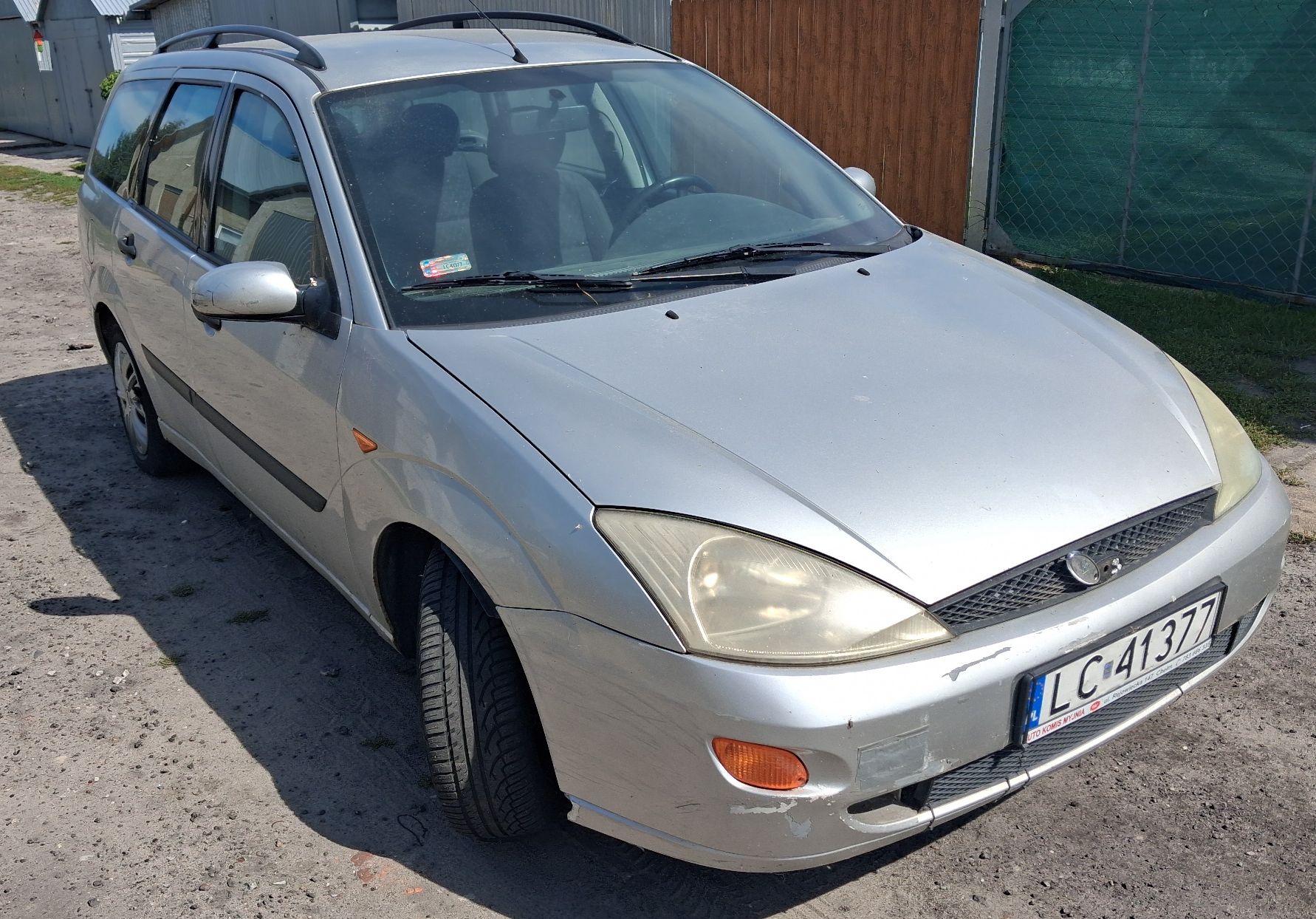 Samochód osobowy marki Ford koloru srebrnego, widok z przodu