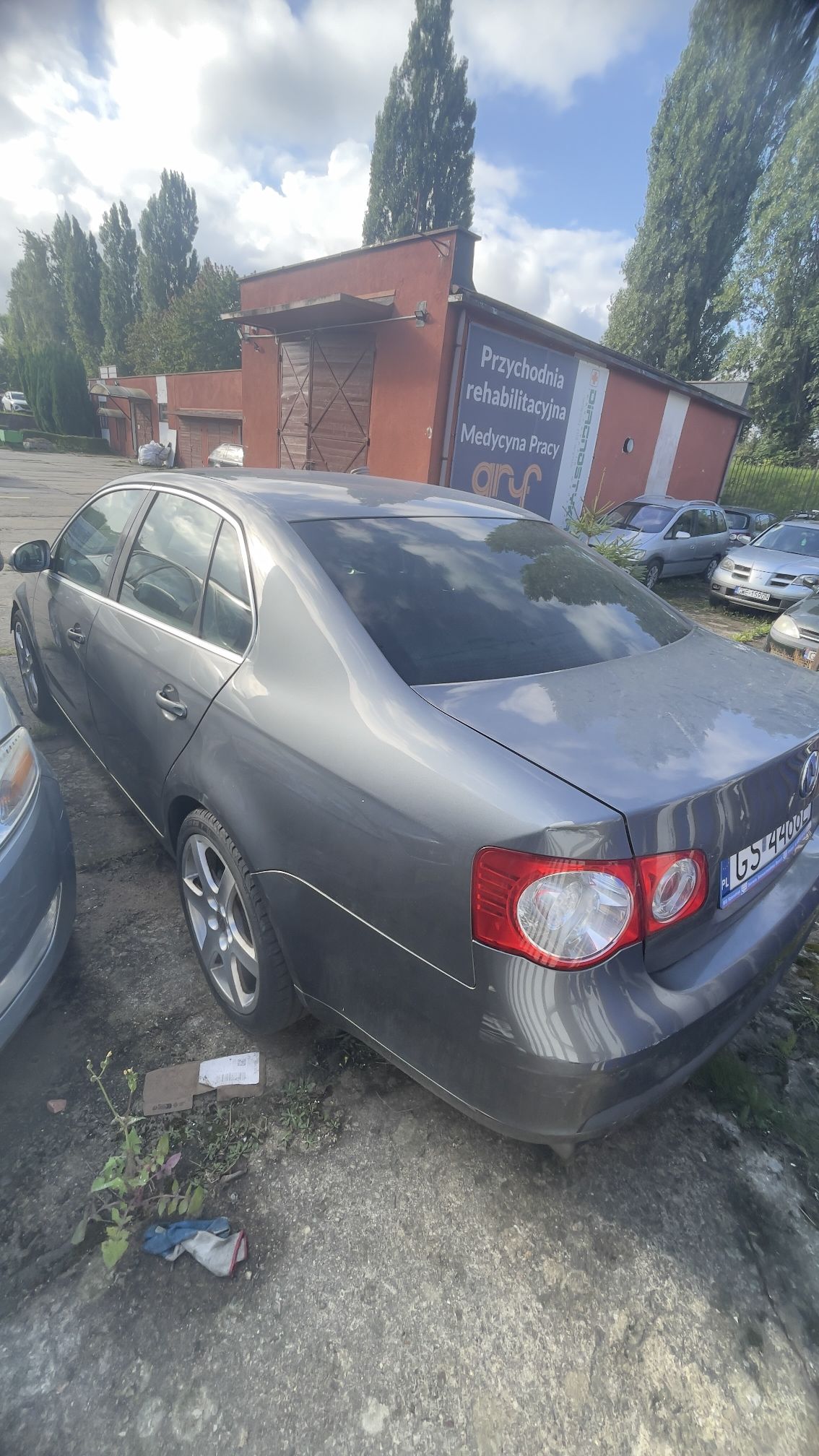 Lewy tylni bok samochodu Volkswagen Jetta.