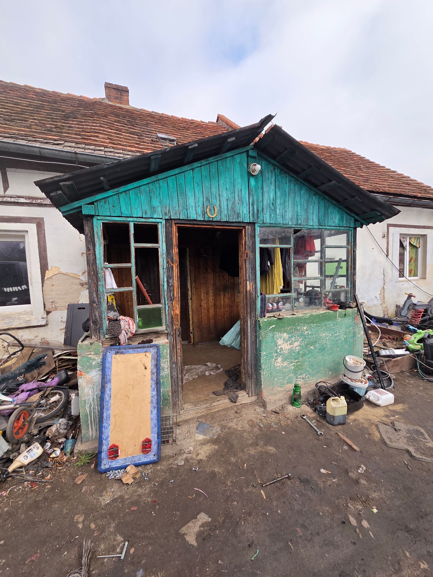 Front budynku mieszkalnego. Budynek murowany z cegły, parterowy z częściowo użytkowym poddaszem. Wymaga remontu.