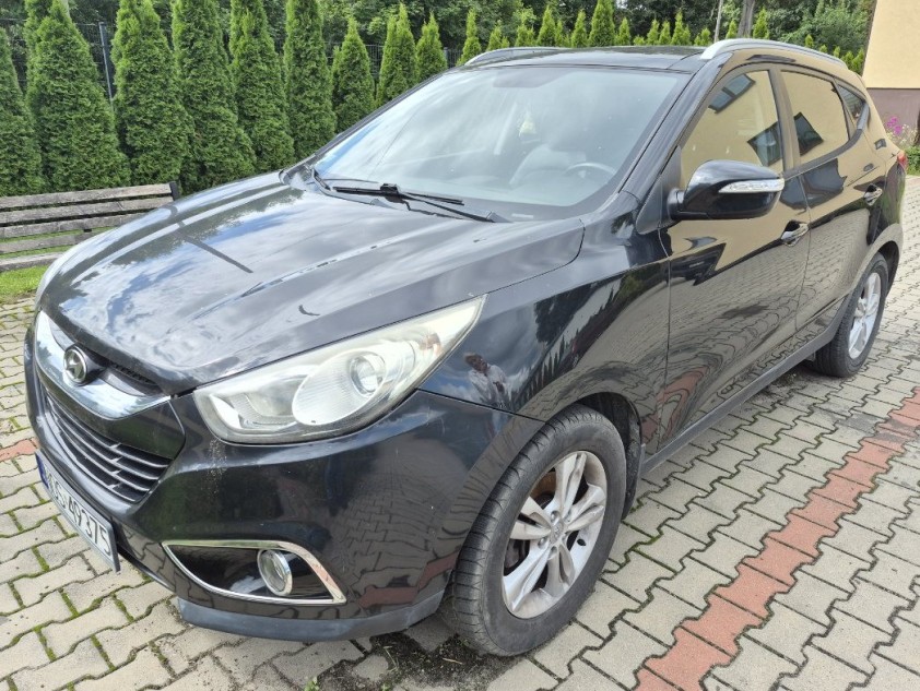 czarny Hyundai ix35, widok przód i lewy bok z widocznym zadrapaniem lakieru