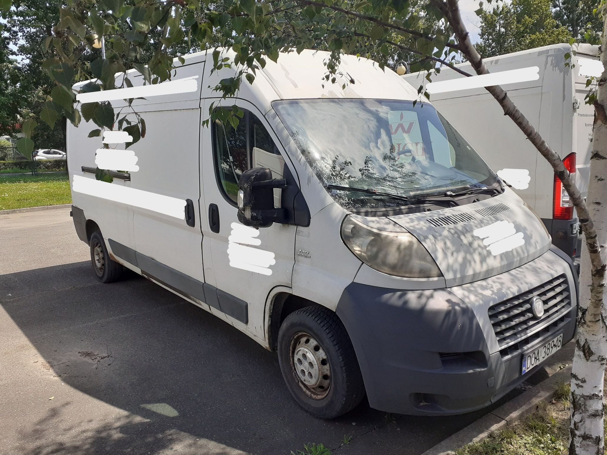 Fiat Ducato koloru białego. Przód i prawy bok.