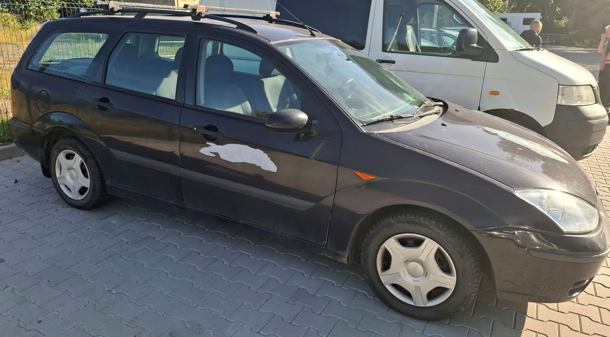 Widok prawego boku granatowego samochodu ford focus.