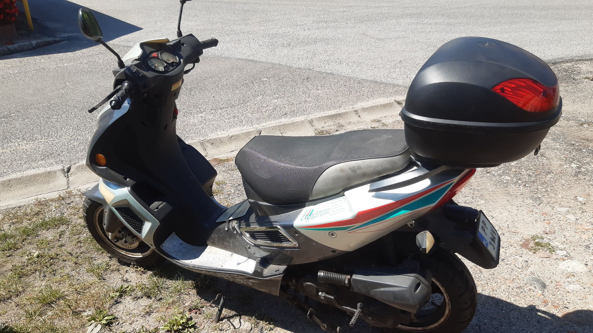 Motorower sfotografowany z boku