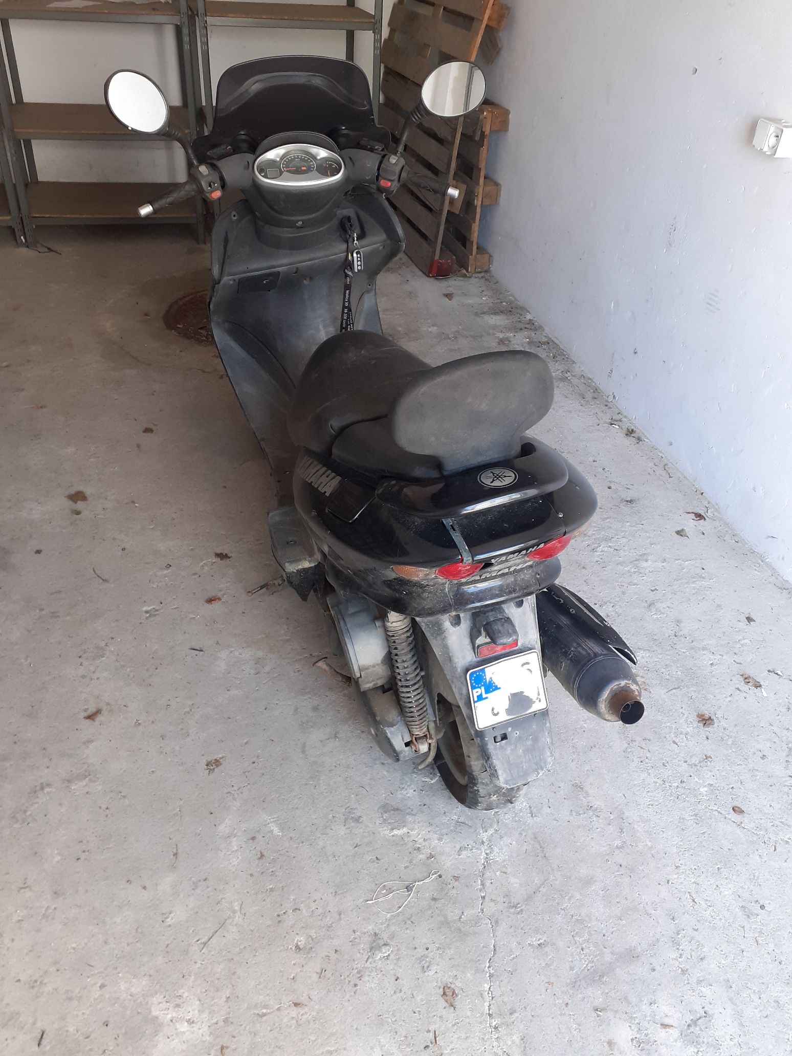 Czarny motorower Yamaha Majesty widok od tyłu, z profilowaną kanapą, oparciem pasażera