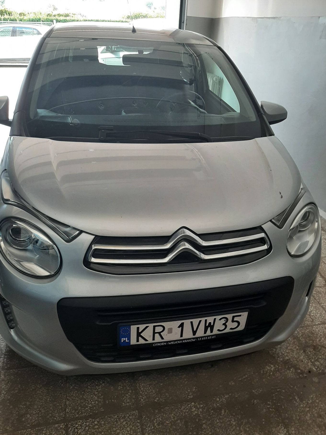 Samochód osobowy Citroen C1, w kolorze srebrnym, przód pojazdu