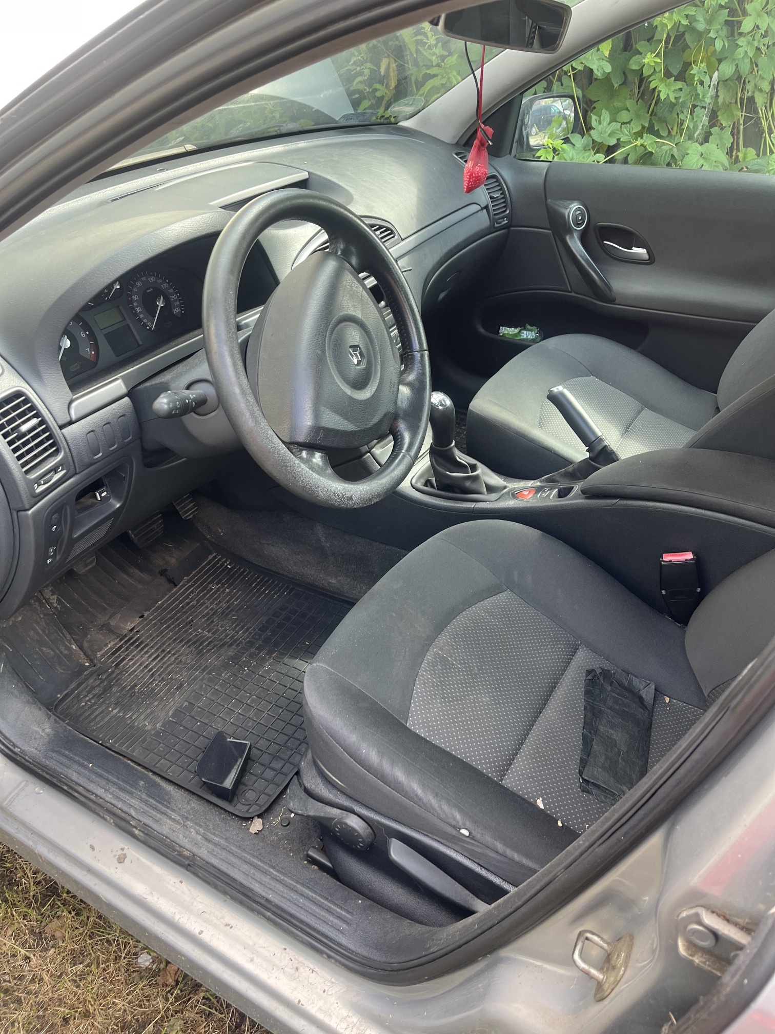 Wnętrze przedniej części kabiny pasażerskiej samochodu Renault Laguna II.
