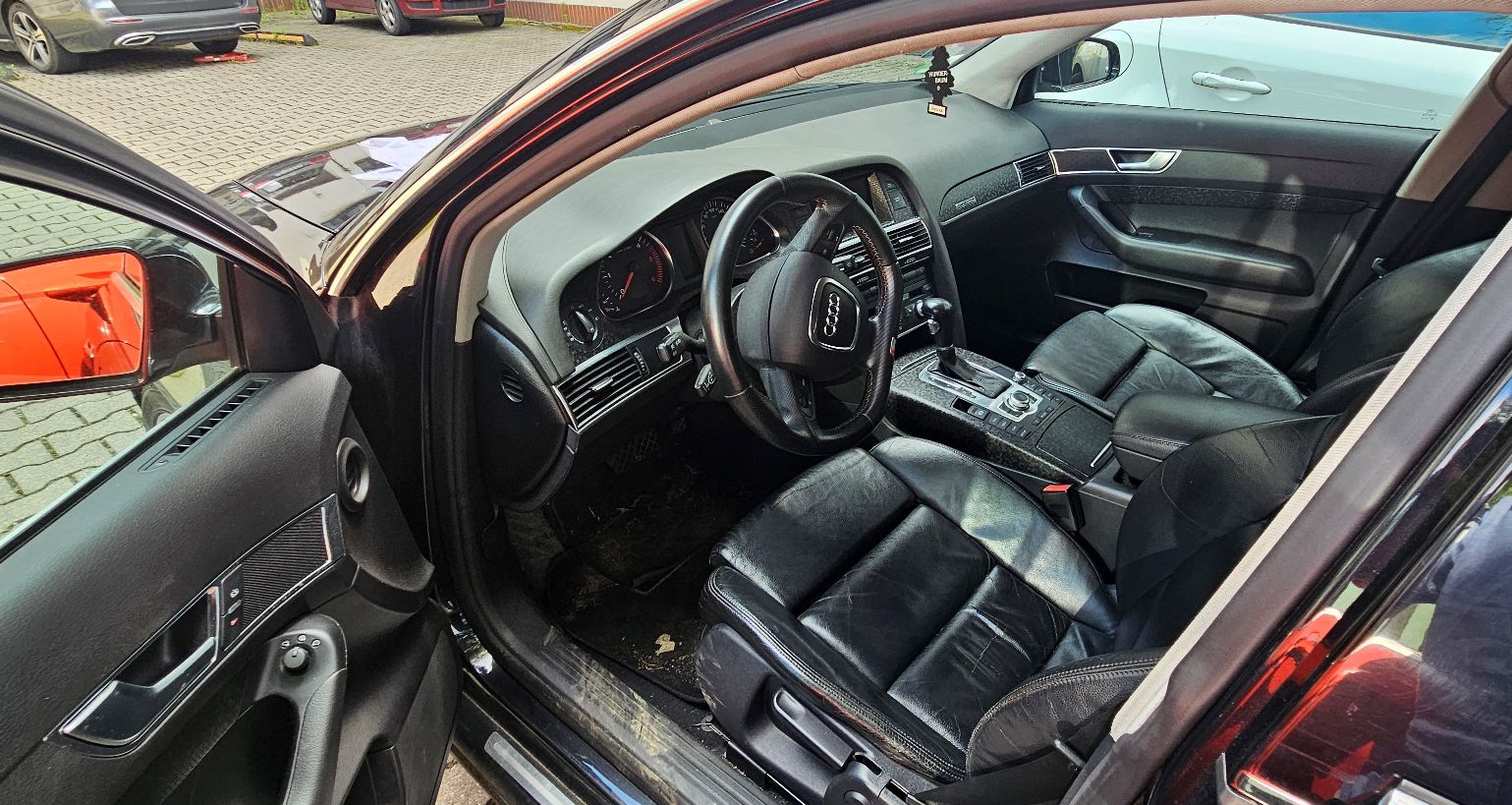 Wnętrze Audi A6 deska rozdzielcza i tapicerka skórzana