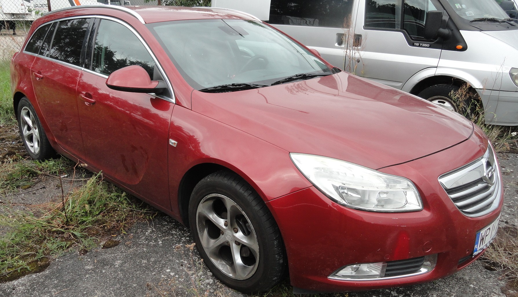 przód i prawy bok Opel Insignia