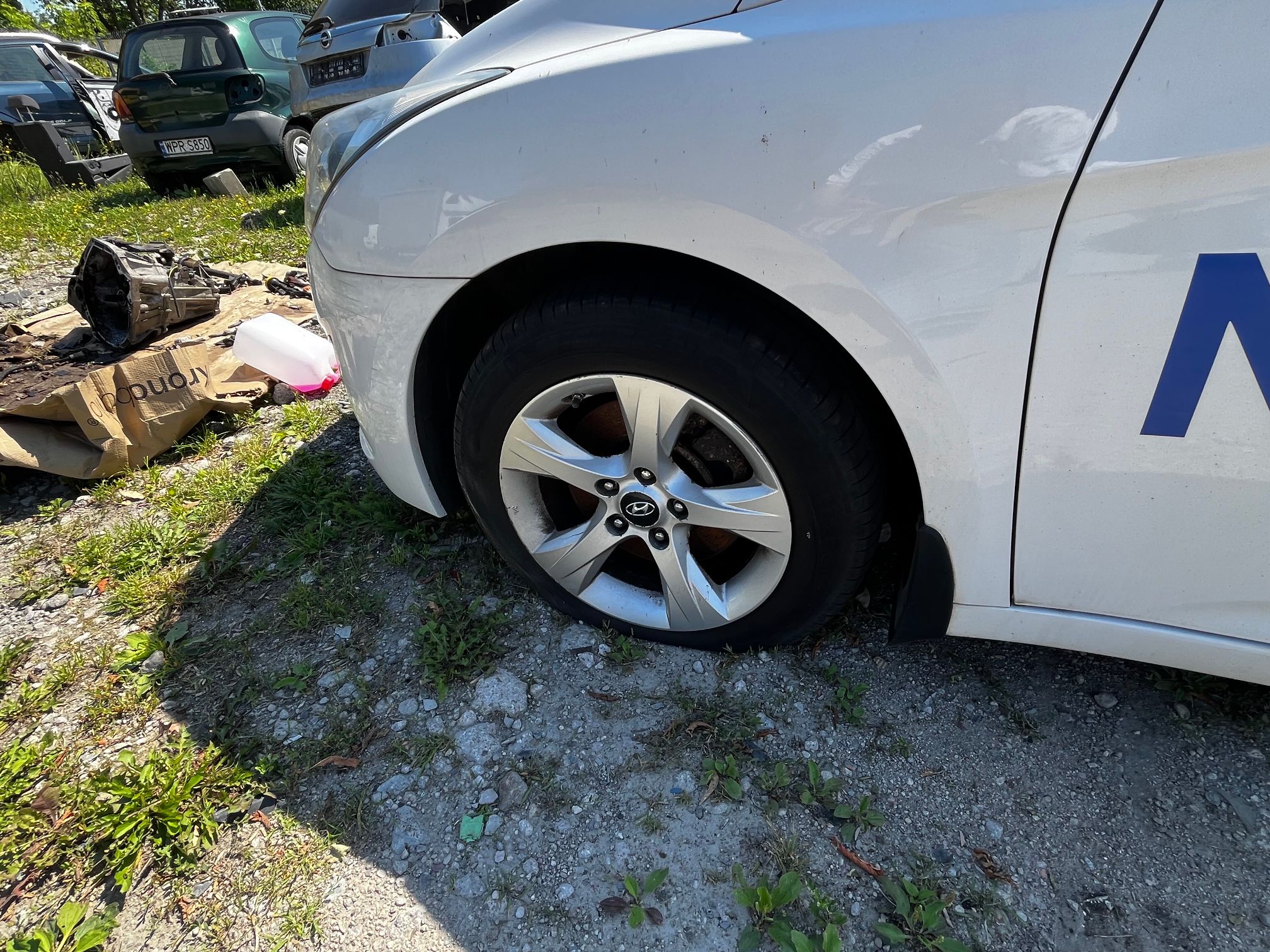biały Hyundai widok przedniego koła od strony kierowcy