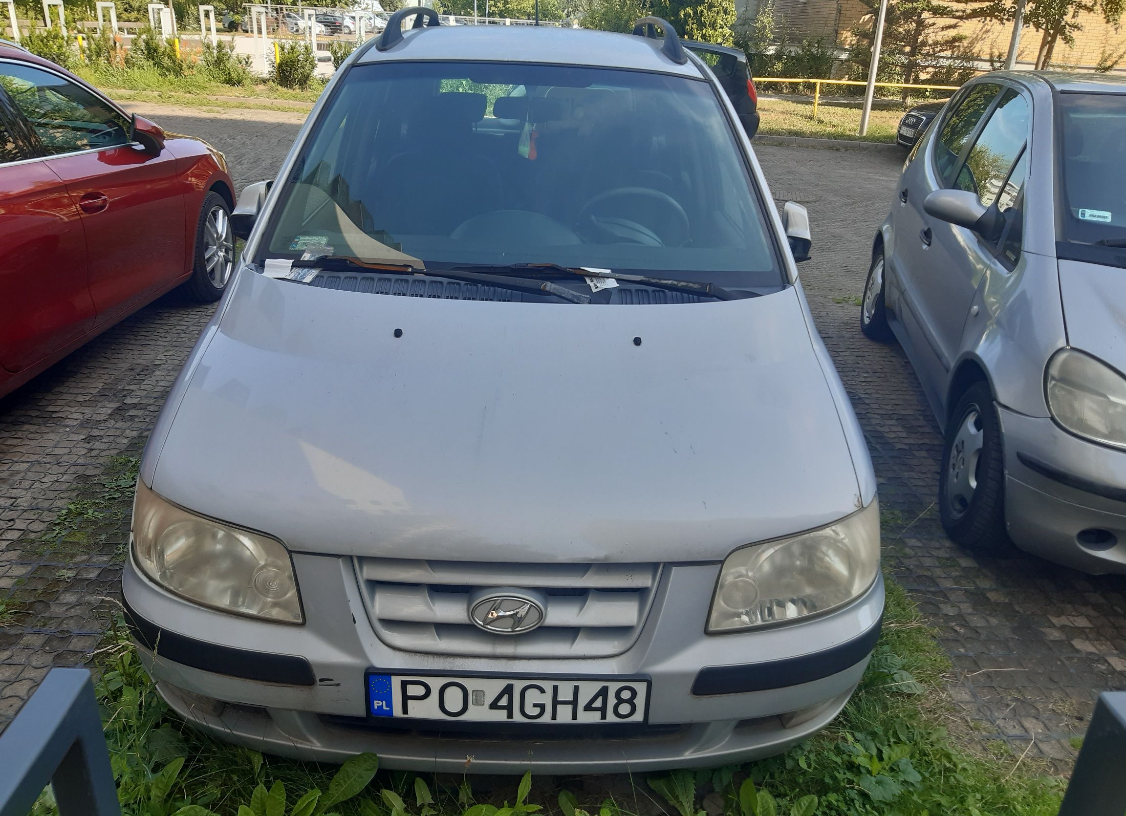 przód szarego pojazdu