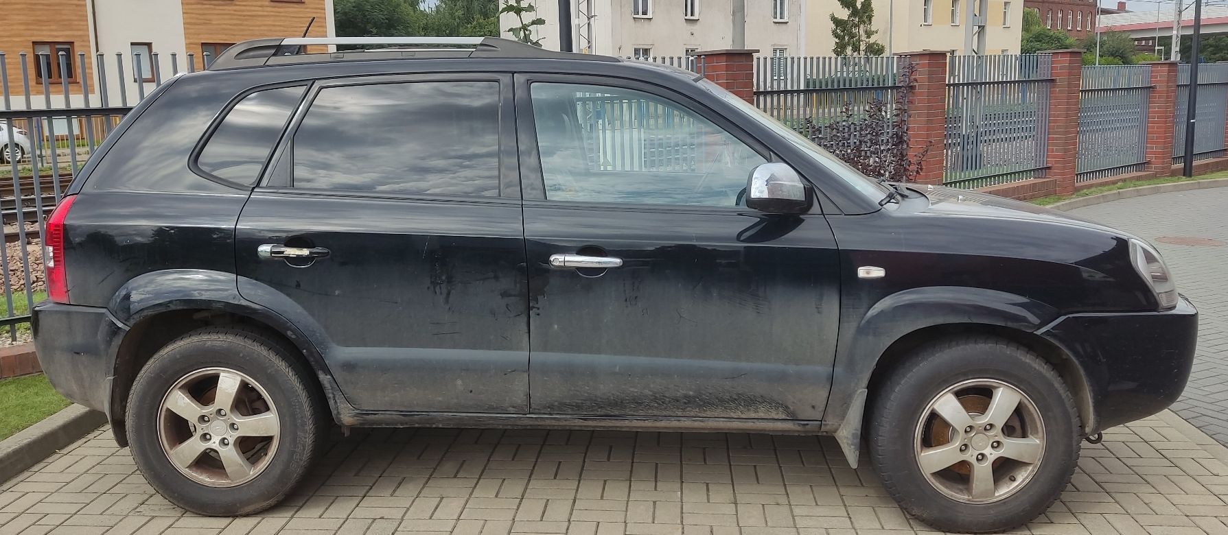 Czarny SUV marki Hyundai widoczny z profilu