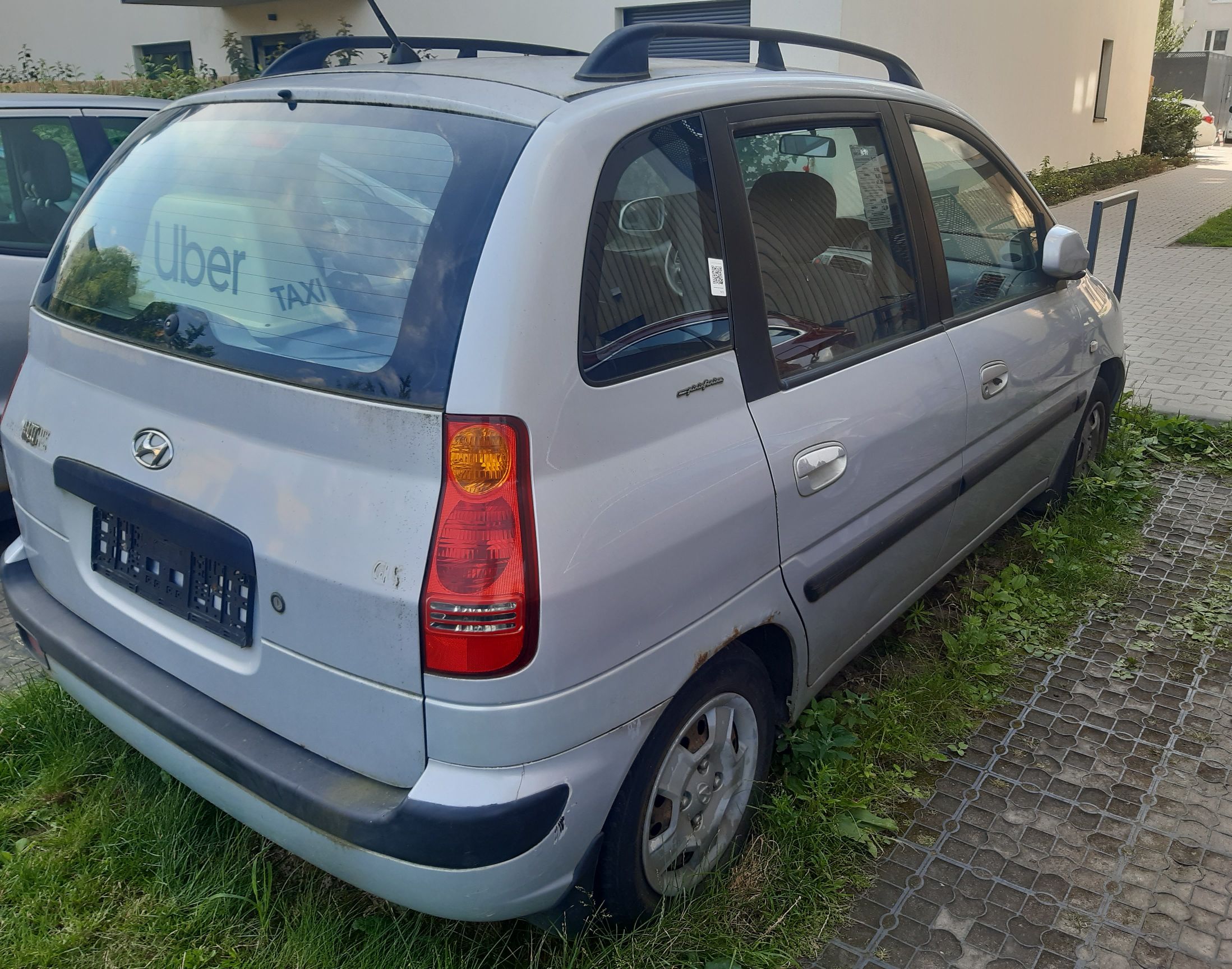 widok tyłu szarego pojazdu