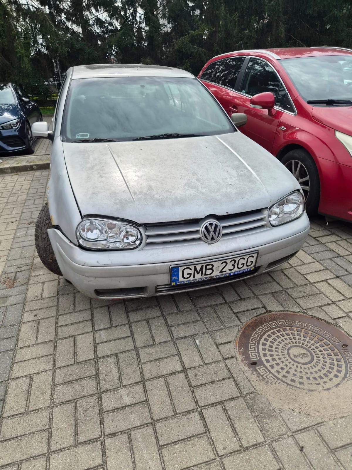 Widok pojazdu od przodu.