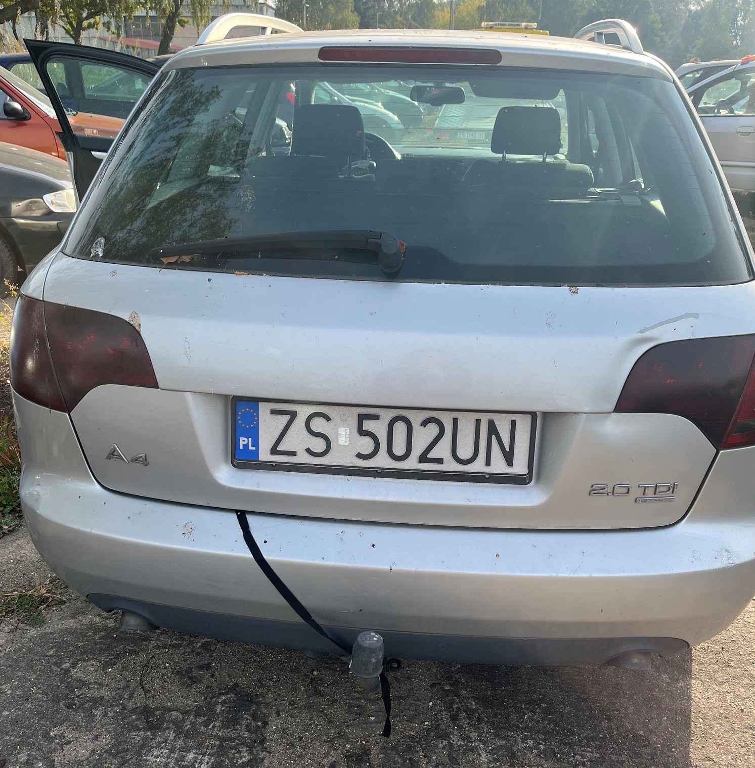 Tył srebrnego Audi A4 kombi z widocznymi emblematami „A4” oraz „2.0 TDI”, z zamontowanym hakiem holowniczym.