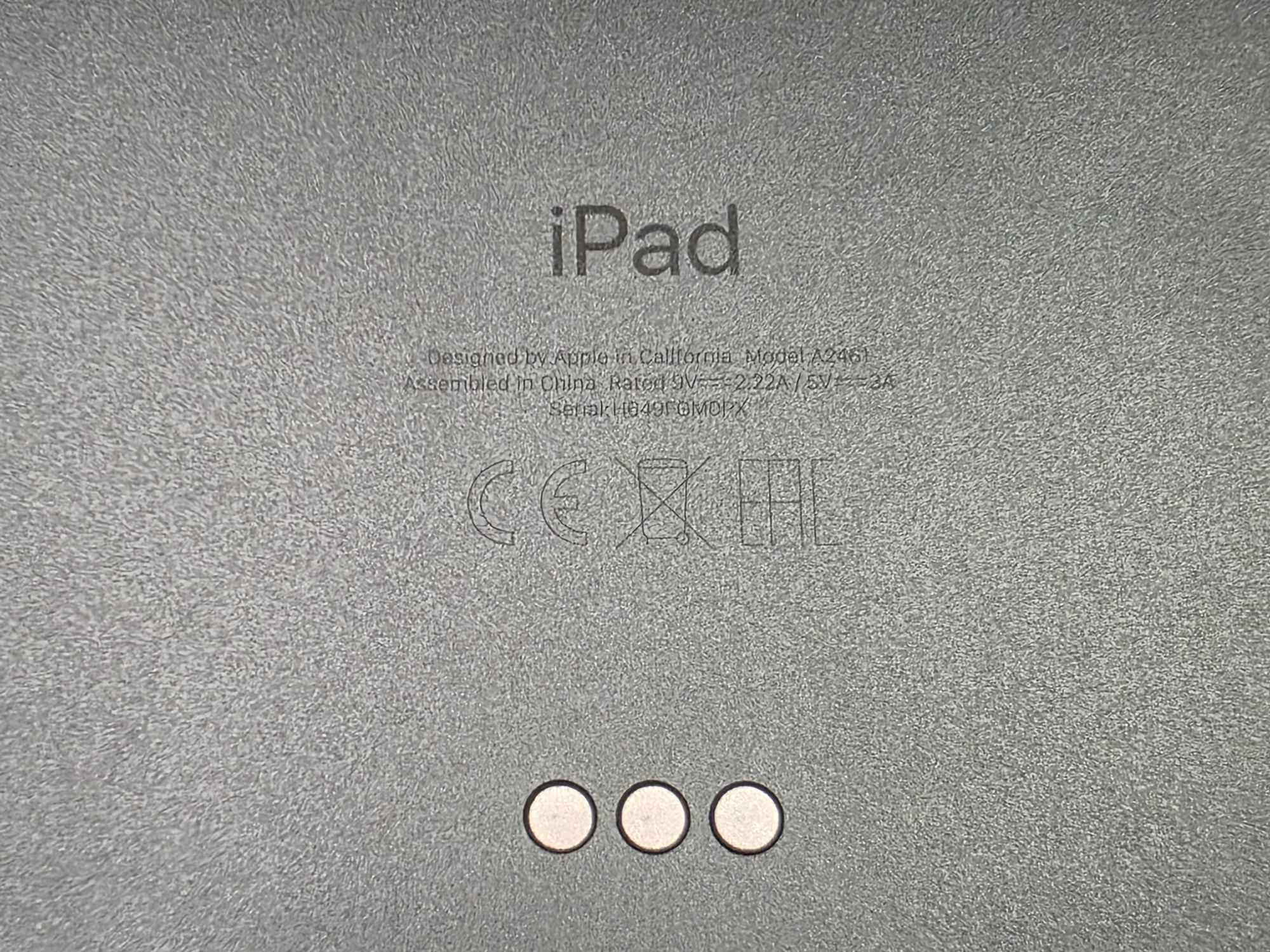Tabliczka znamionowa znajdująca się na tablecie iPad Pro (12.9-inch) (5th generation), model A2461