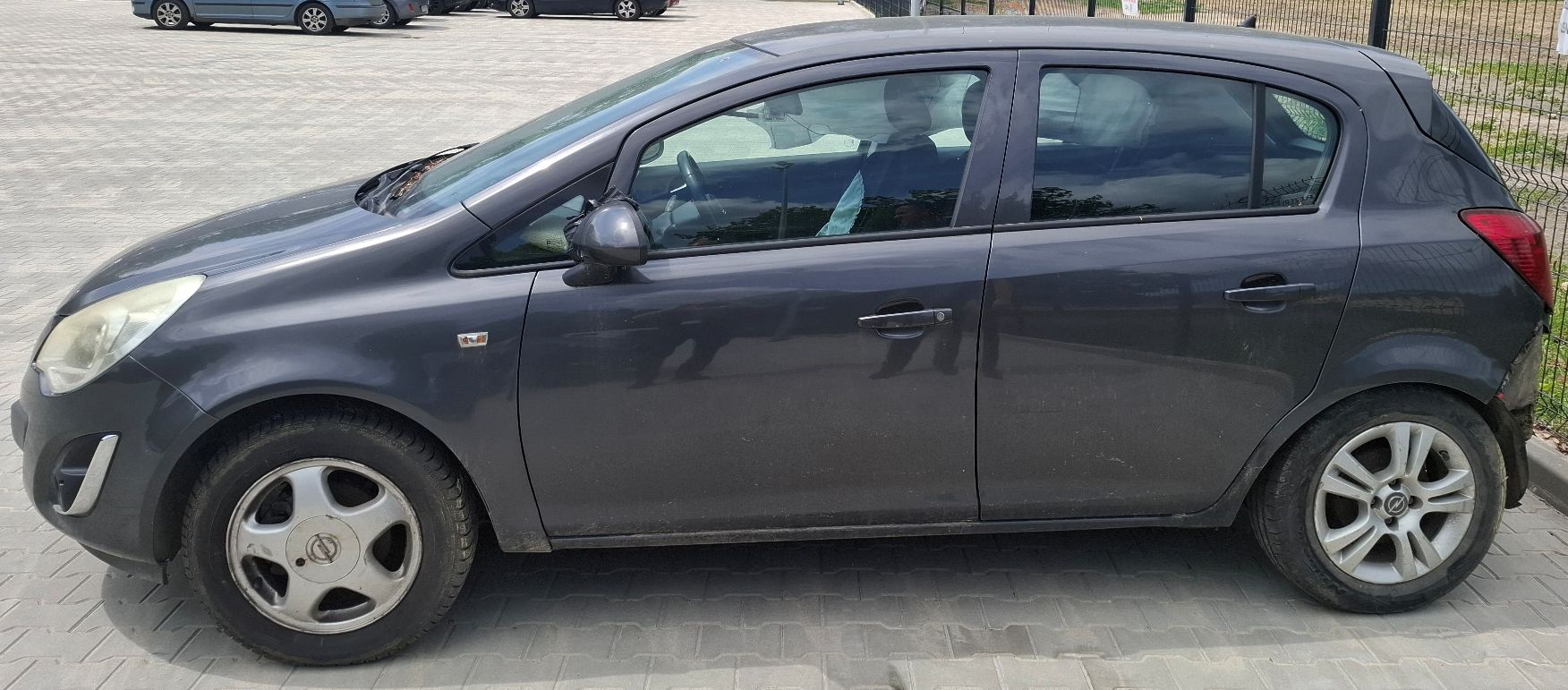 Grafitowy Opel Corsa, widok z lewego boku