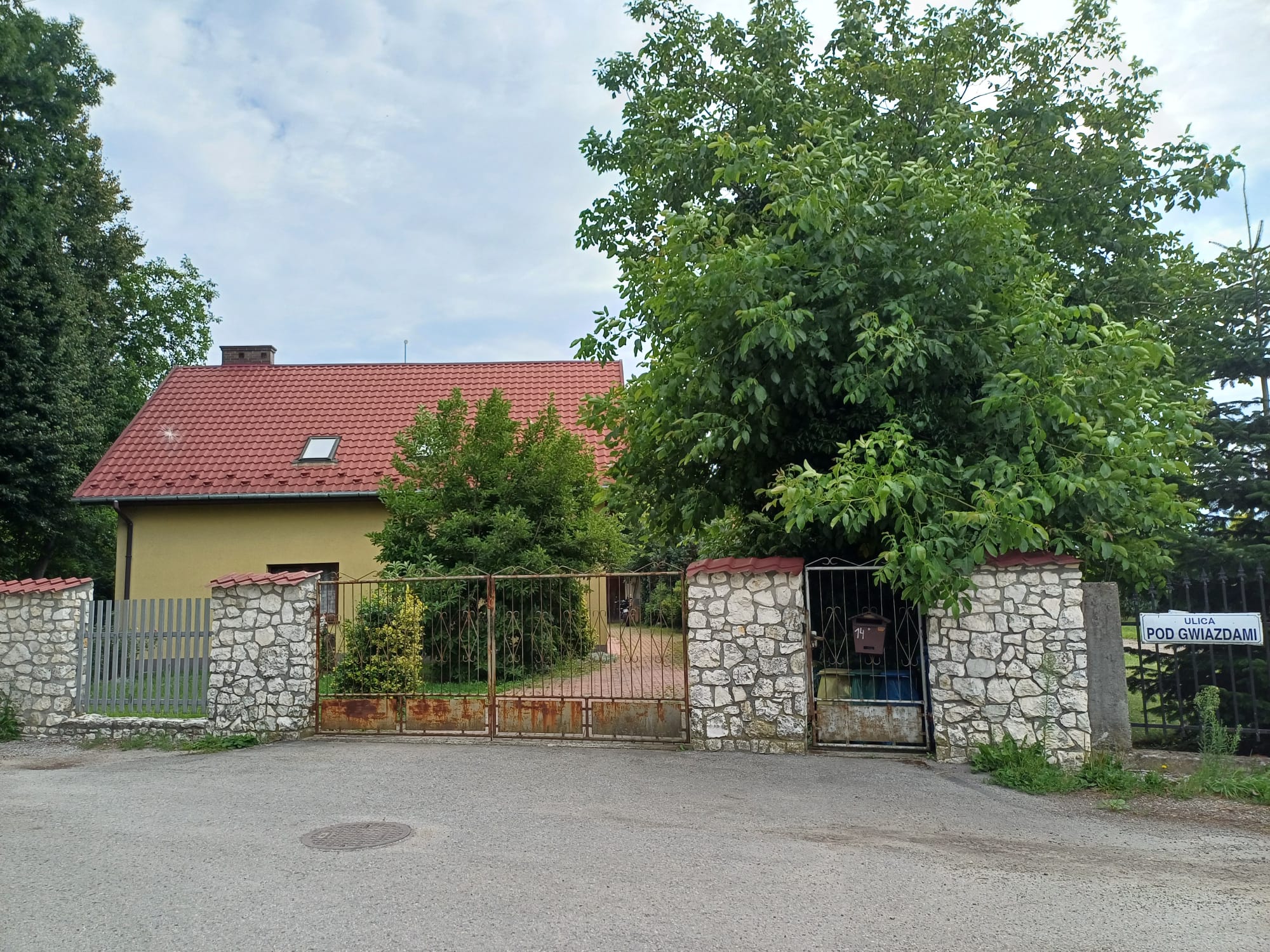 Front domu widoczny z ulicy