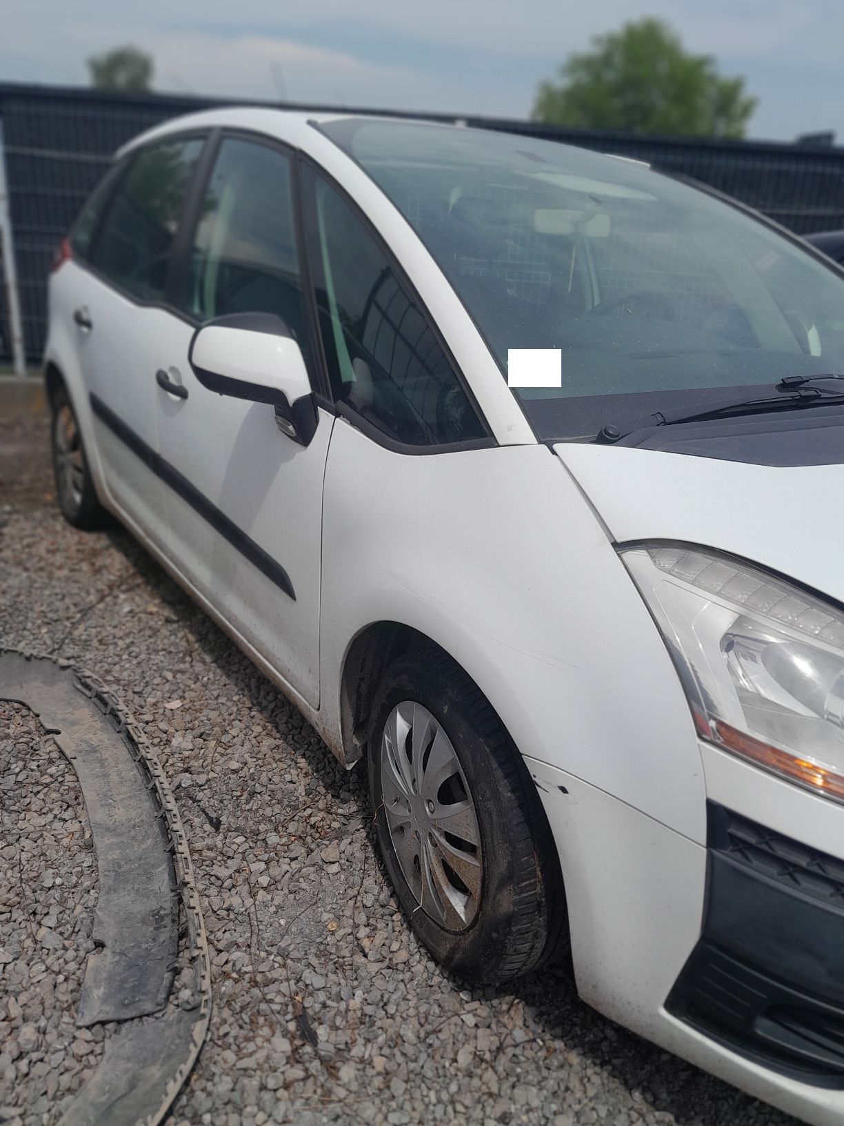 Biały Citroen C4, ujęcie prawej strony pojazdu