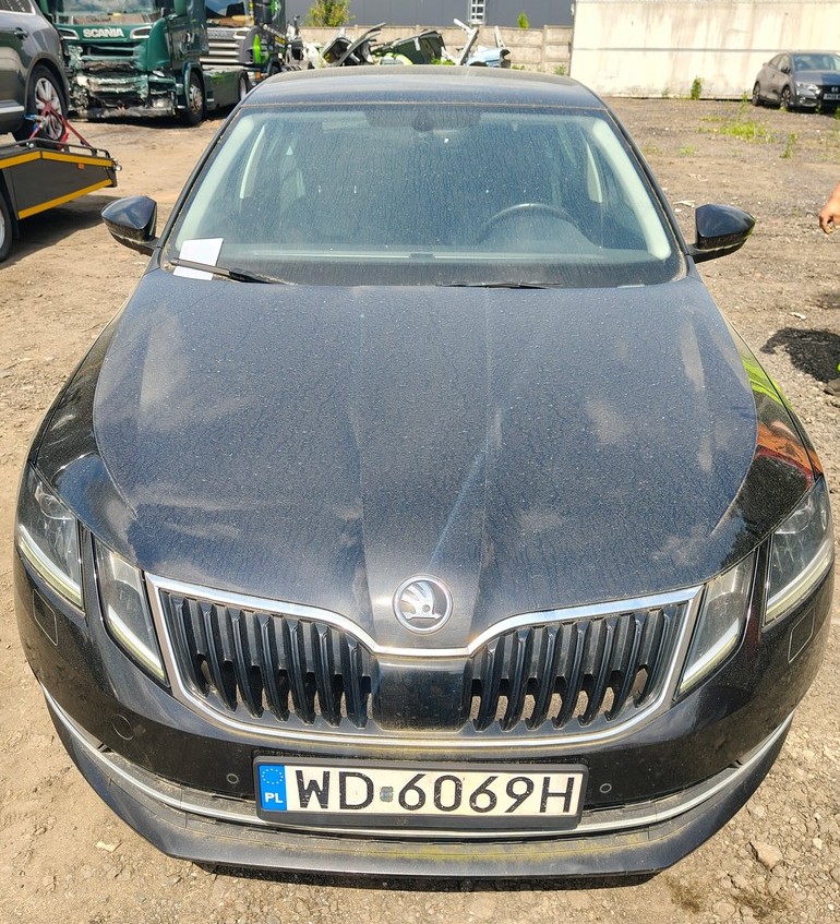 samochód osobowy marki skoda koloru czarnego przód