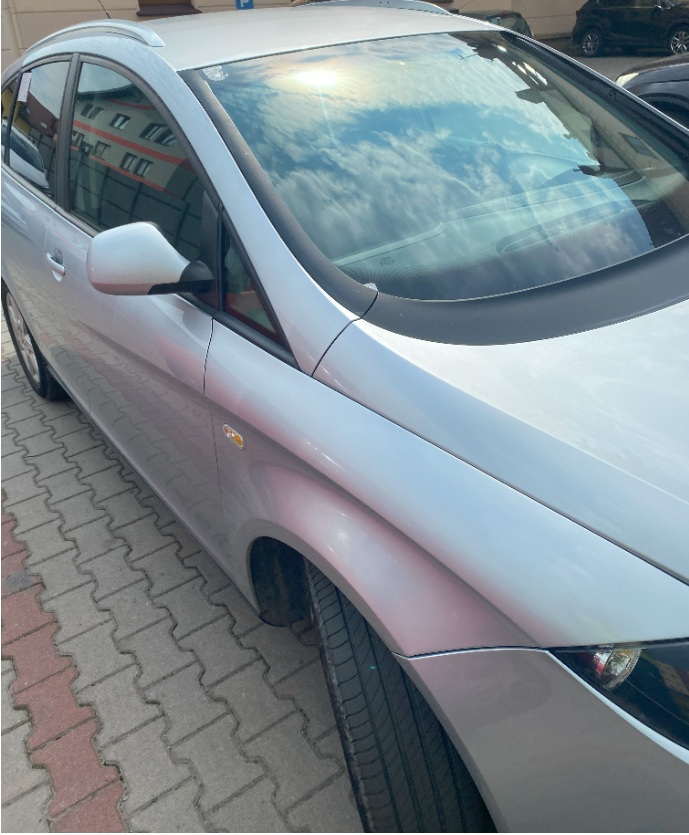 Prawy bok srebrnego samochodu marki SEAT.