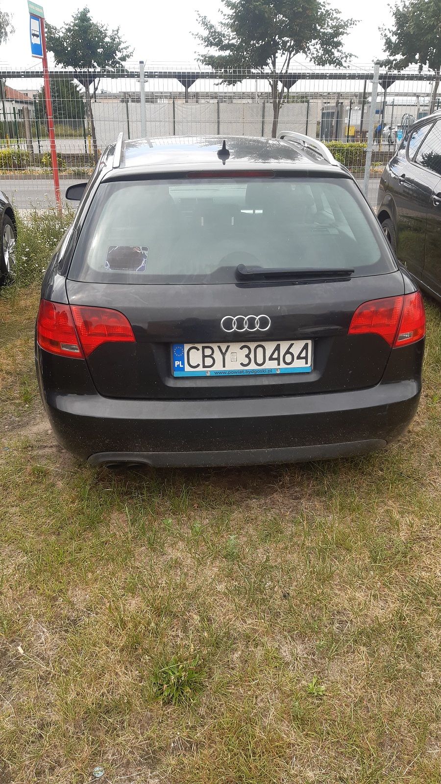 Czarny samochód Audi A4 Avant w wersji kombi, widok z tyłu