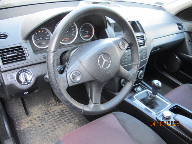 Wnętrze pojazdu Mercedes Benz C 220 CDI.