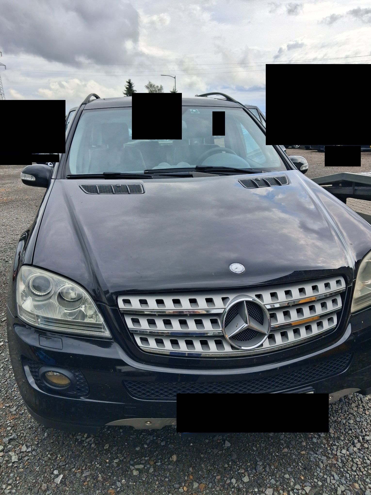 Czarny Mercedes-Benz ML 320 widziany z przodu