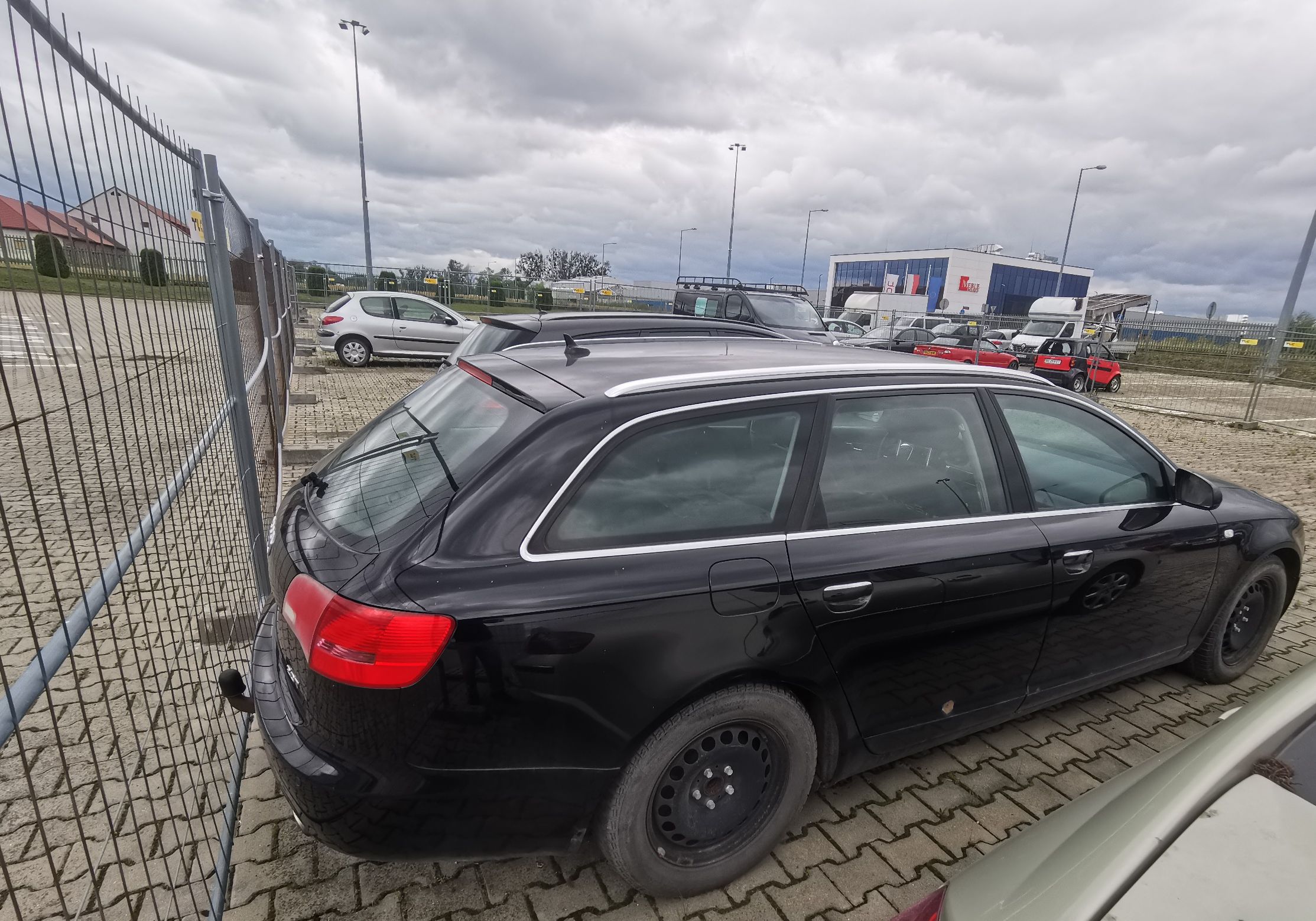 Prawy bok pojazdu. Widoczne uszkodzenia blacharsko-lakiernicze.