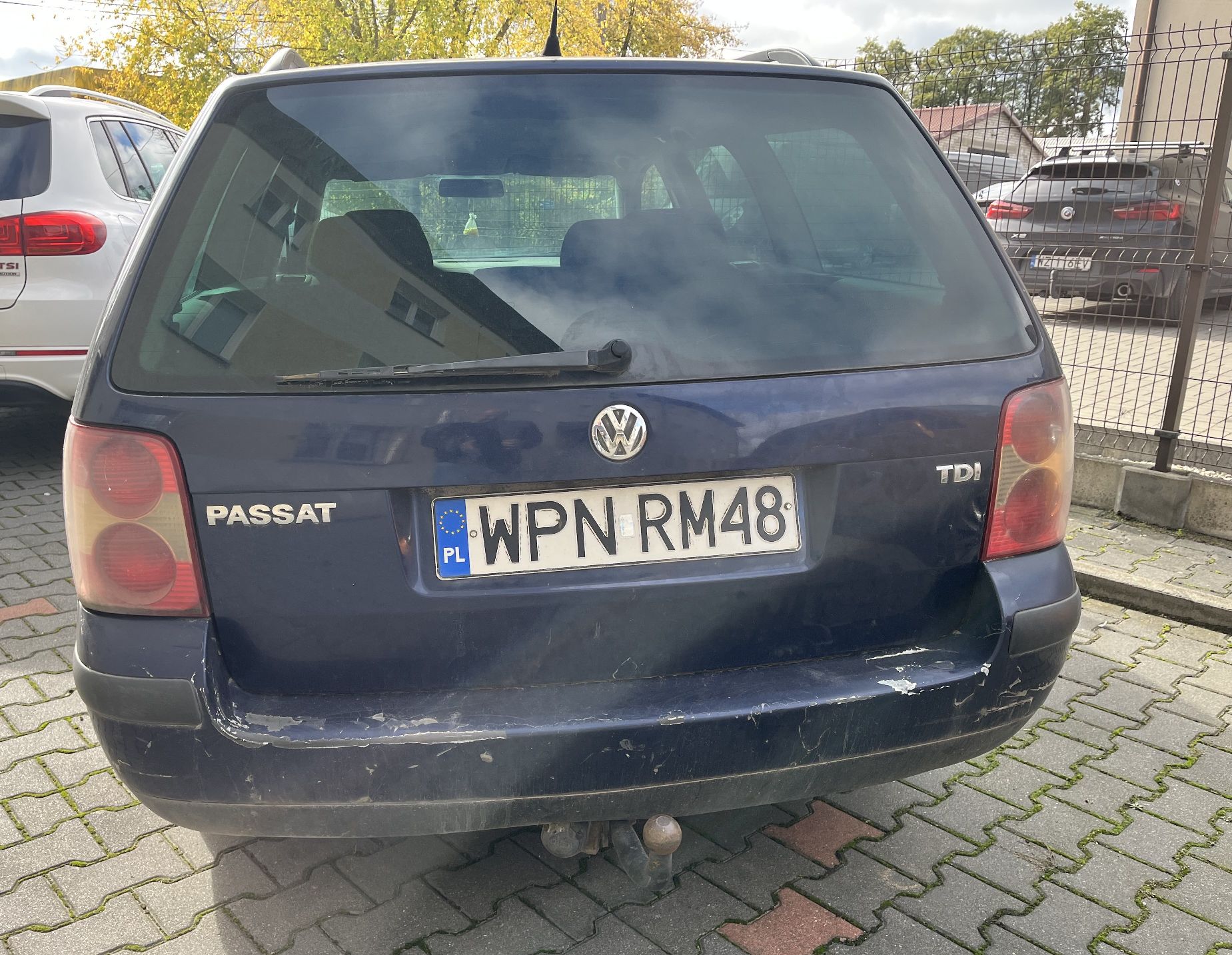 Zderzak tylny z ubytkami powłoki lakierniczej. Pokrywa bagażnika porysowana, lampy matowe.