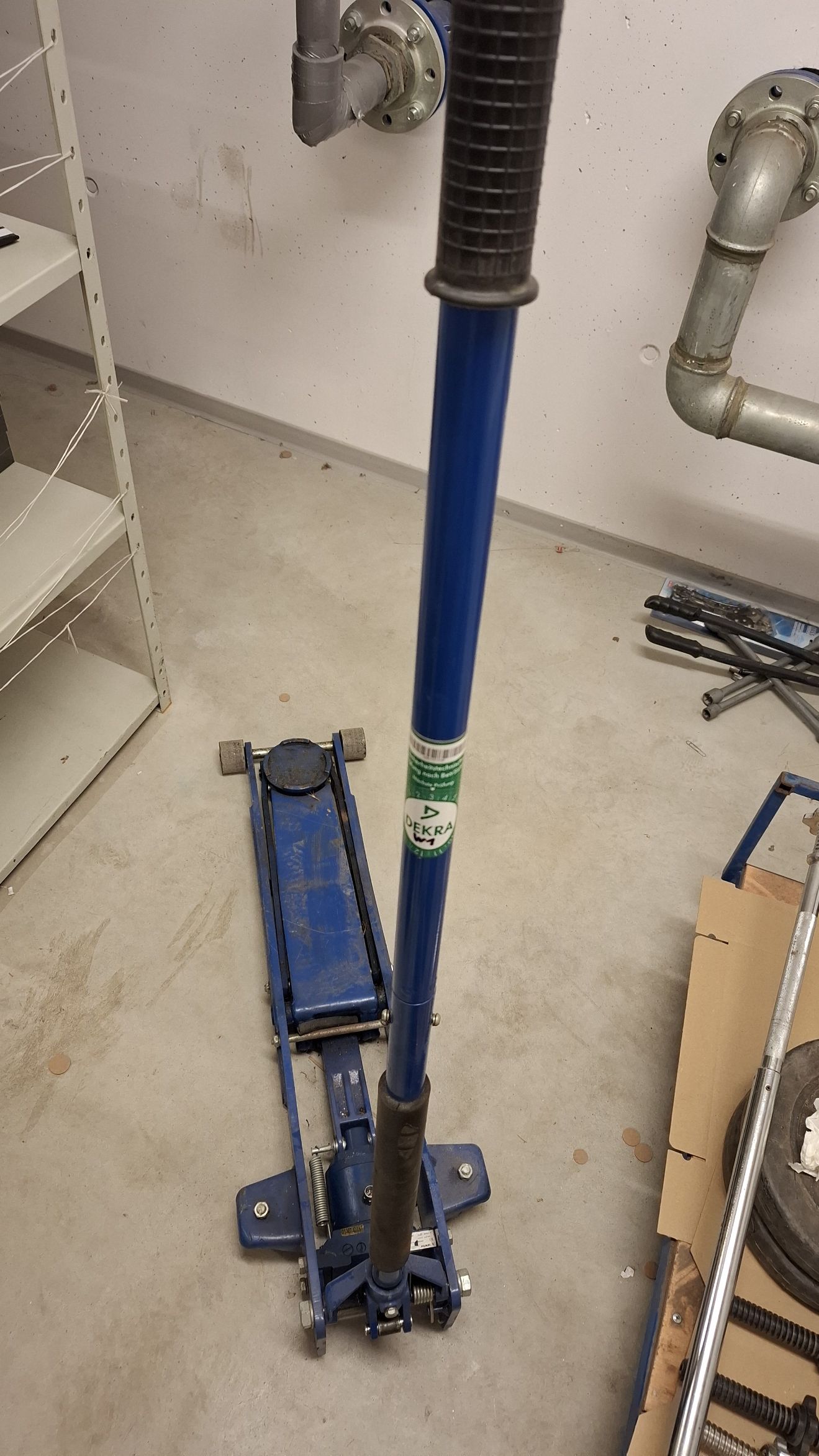 Podnośnik hydrauliczny koloru niebieskiego