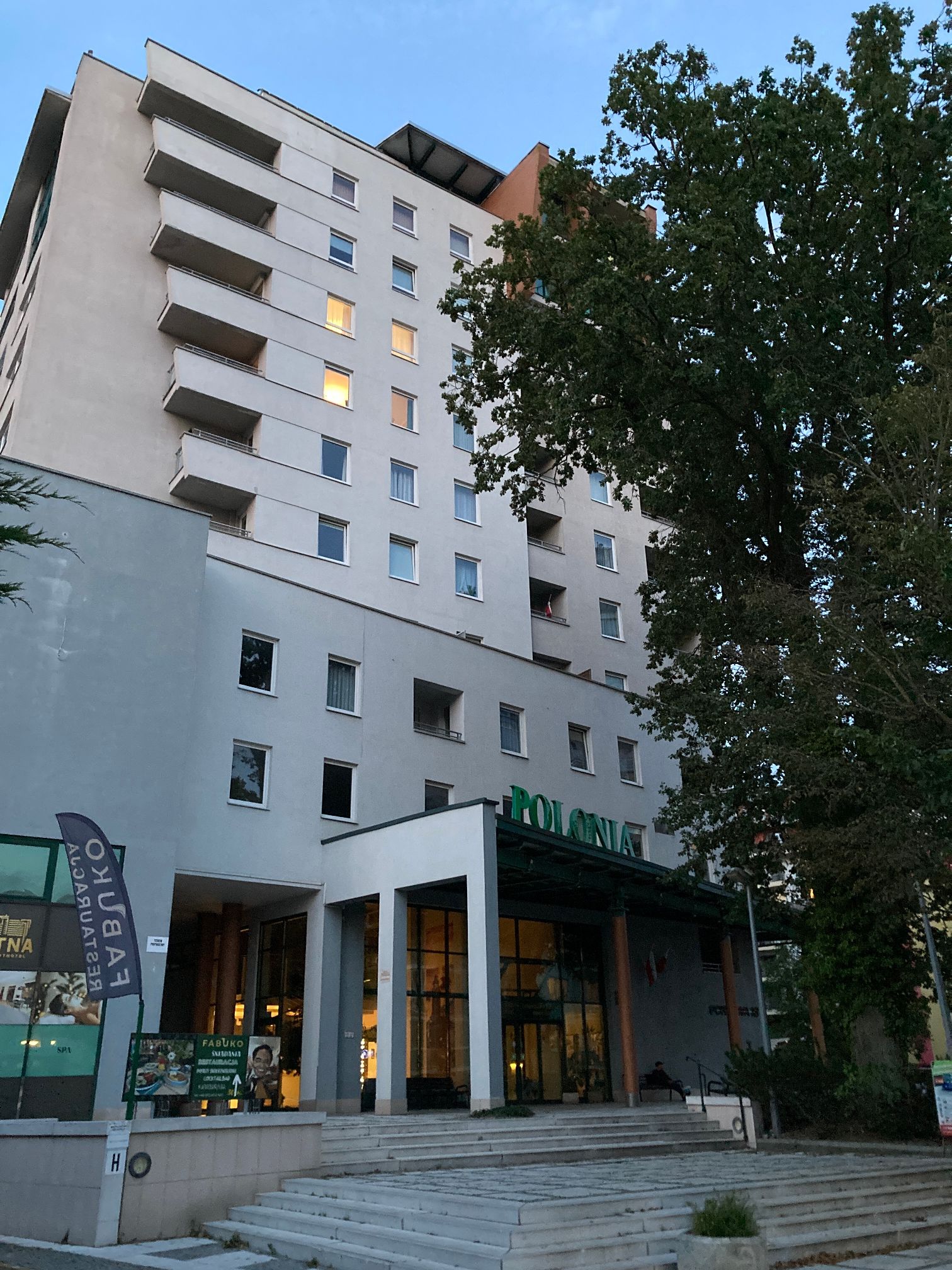 Budynek hotelu, w którym znajduje się nieruchomość - lokal apartamentowy