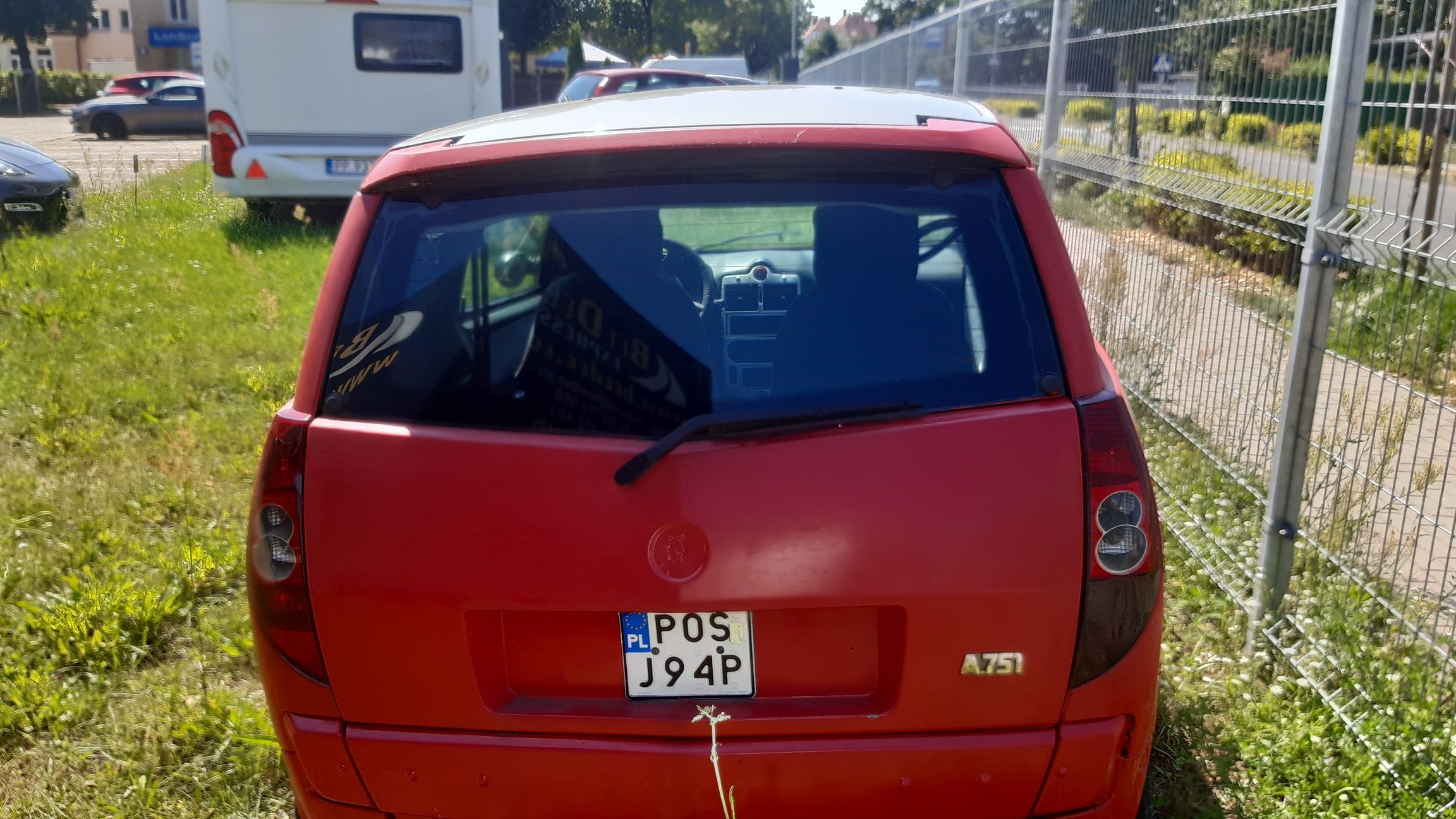 Czerwony pojazd-czterokołowiec widok tylnej klapy