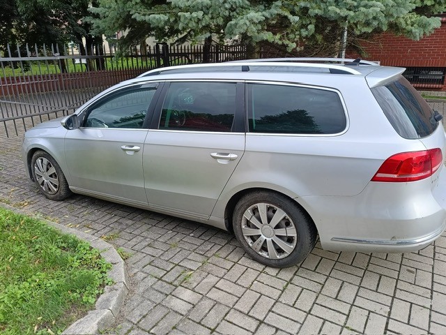 lewy bok pojazdu vw passat kombi koloru srebrnego nr rej. GSZ CF34