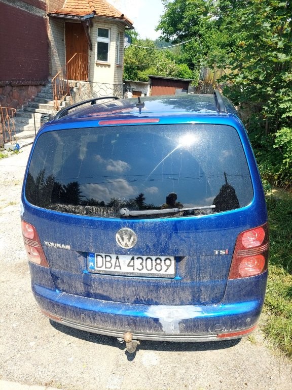 Tył pojazdu mocno zabrudzony z widocznym miejscem po uszkodzeniu i prowizorycznej naprawie usterki