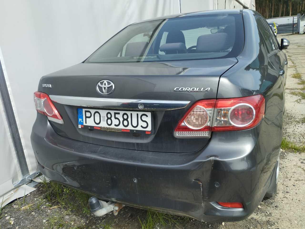 Tył pojazdu z wgniecionym i popękanym z prawej stronie zderzakiem, auto posiada hak holowniczy.
