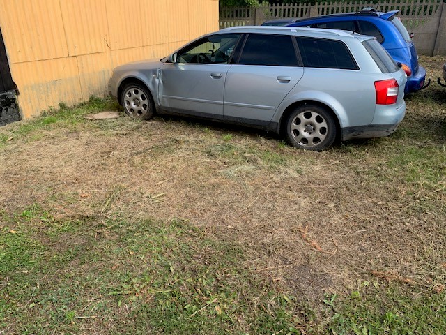 Zdjęcie przedstawia pojazd z widocznymi uszkodzeniami w postaci wgniecenia na przednim lewym błotniku, tuż za kołem.
