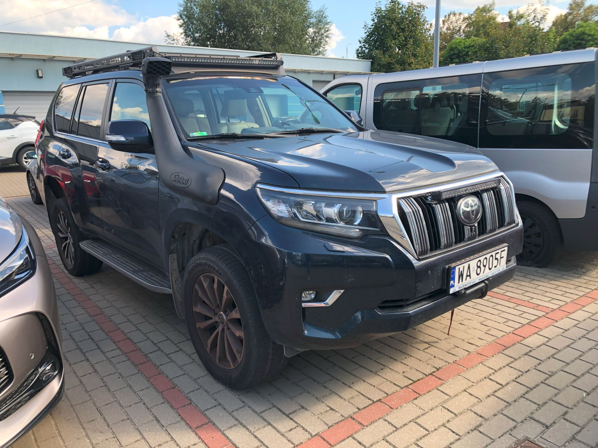 Prawy przód granatowego samochodu.