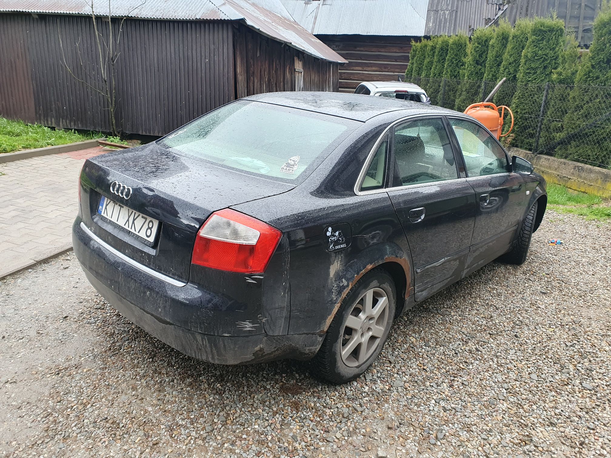 Audi A4 koloru granatowego prawy tył