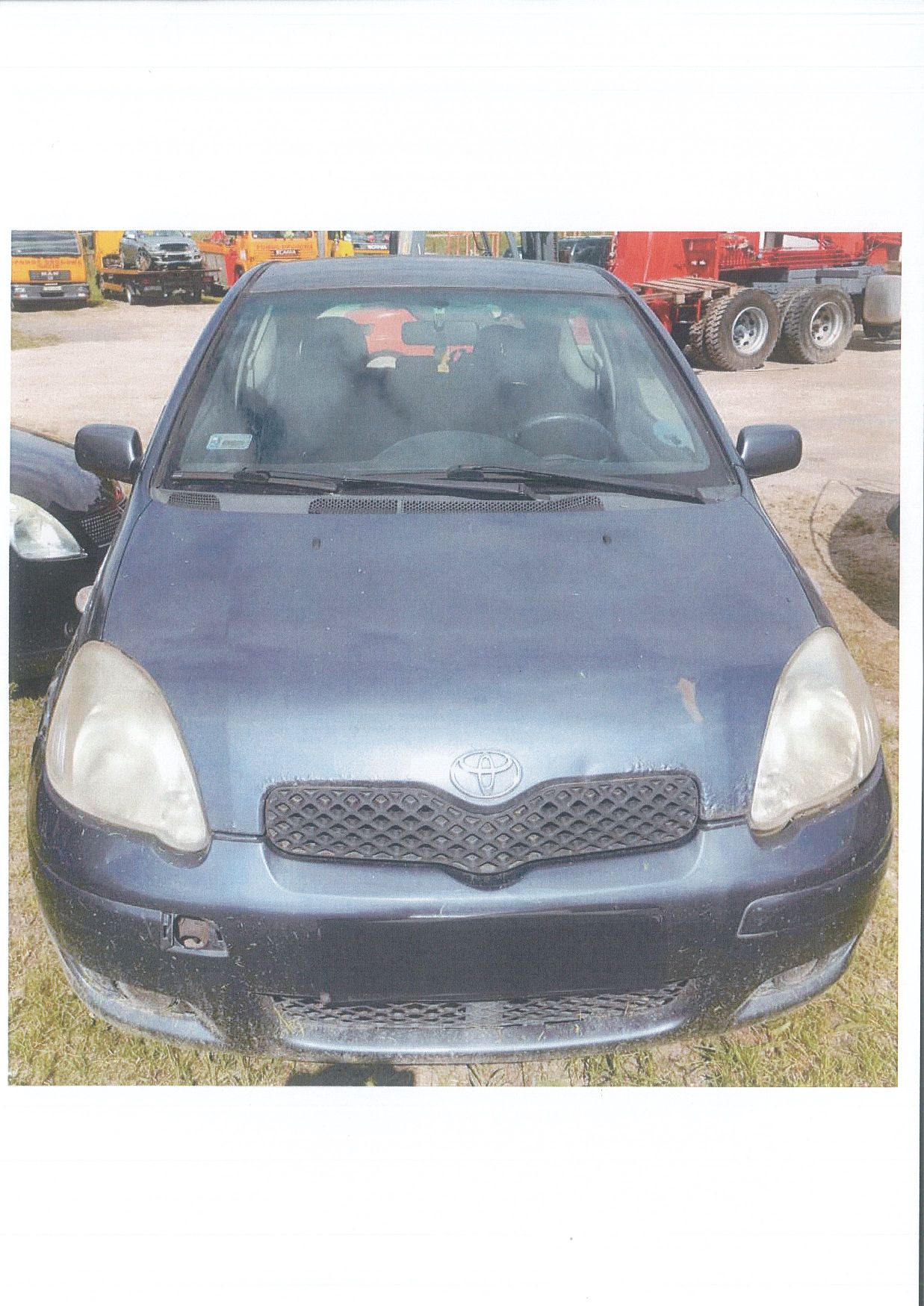 Przód samochodu osobowego TOYOTA YARIS, zderzak uszkodzony, porysowany. Lakier popękany, uszkodzony.