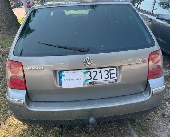 Zdjęcie tylnej części pojazdu z licznymi drobnymi zarysowaniami i widocznymi cechami wyeksploatowania